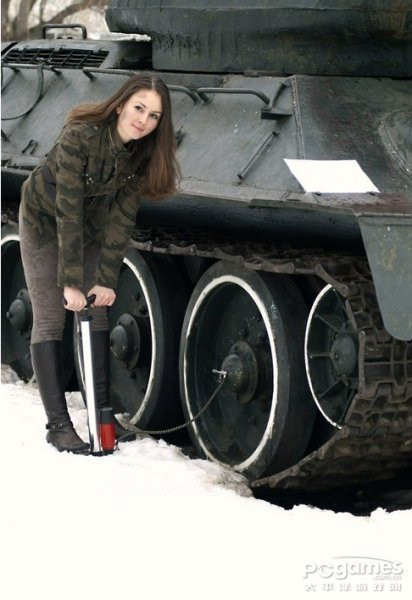Một thiếu nữ xinh đẹp đang cố "bơm lốp" xe tăng? Nguồn ảnh: Sina.