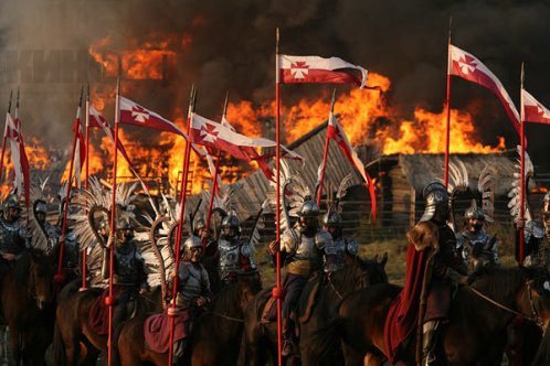 Trong những cuộc chiến vào thời gian đó, những người lính giáo chính là cơn ác mộng của các kỵ binh, một hàng binh sỹ sẽ tạo thành bức tường giáo mà không một đội kỵ binh nào dám xông qua. Để đối phó với điều đó, kỵ binh Ba Lan đã sử dụng những loại giáo cực dài, lên tới 6 mét tạo thành một bức tường giáo di động với tốc độ cao đủ sức xuyên thủng bất cứ bức tường người nào dưới vó ngựa của họ. Nguồn ảnh: Bass.