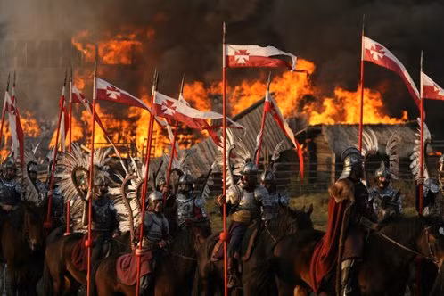 Trong những cuộc chiến vào thời gian đó, những người lính giáo chính là cơn ác mộng của các kỵ binh, một hàng binh sỹ sẽ tạo thành bức tường giáo mà không một đội kỵ binh nào dám xông qua. Để đối phó với điều đó, kỵ binh Ba Lan đã sử dụng những loại giáo cực dài, lên tới 6 mét tạo thành một bức tường giáo di động với tốc độ cao đủ sức xuyên thủng bất cứ bức tường người nào dưới vó ngựa của họ. Nguồn ảnh: Bass.