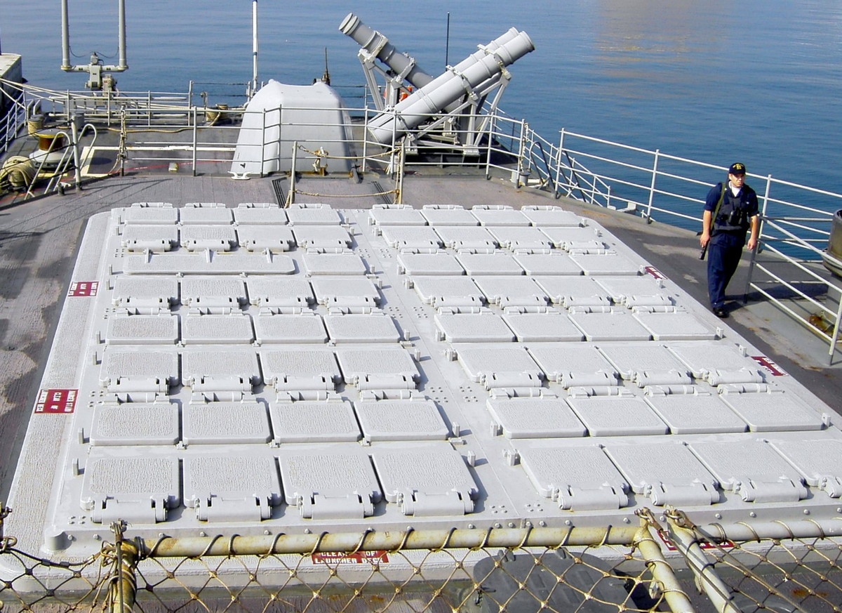 Vũ khí chính trên tàu chính là 122 giếng phóng tên lửa Mk-41 VLS với khả năng phóng từ các loại tên lửa đối không, đối hạm tầm gần cho đến các tên lửa hành trình liên lục địa. Nguồn ảnh: Seaforces.