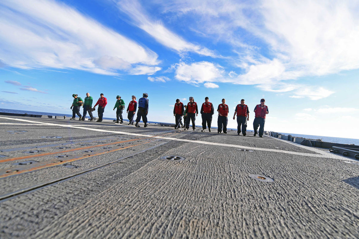 Tàu USS Hue đã "suýt" bị loại biên vào năm 2014 vì thiếu ngân sách hoạt động và gặp phải hàng loạt hỏng hóc khiến nó phải sửa chữa trong vòng 8 tháng trời. Sau khi được Quốc hội Mỹ chấp thuận chi thêm ngân sách hoạt động, chiếc CG-66 này ban đầu dự kiến tiếp tục hoạt động cho đến năm 2021. Nguồn ảnh: Militarynews.