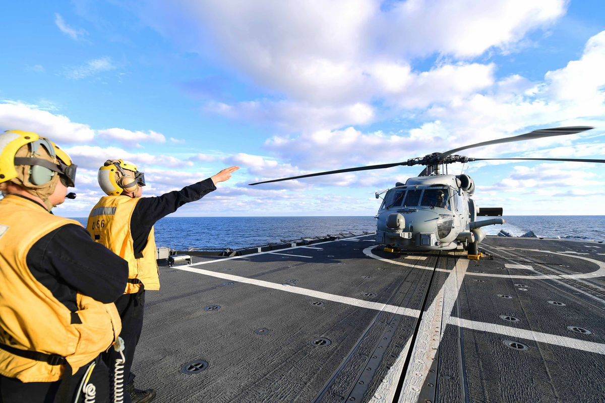 Phía sau tàu còn có bãi đỗ trực thăng, chiếc tuần dương hạm này có khả năng chở theo tối đa 2 chiếc trực thăng săn ngầm Sikorsky SH-60B hoặc 2 chiếc MH-60R Seahawk. Nguồn ảnh: Militarynews.