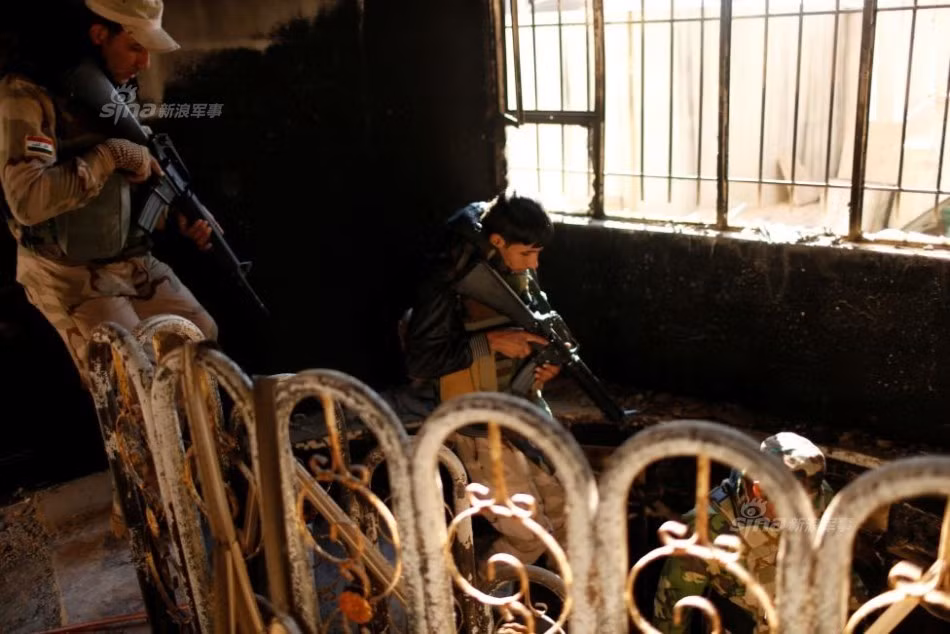 Hiện chiến trường Iraq đang trở nên rất nóng bỏng khi phải đối đầu với lực lượng IS được trang bị vũ khí khá hiện đại mà phần lớn các loại vũ khí đó là do IS trưng dụng của chính Quân đội Iraq khi các binh lính Iraq bỏ lại khi rút lui. Nguồn ảnh: Sina.