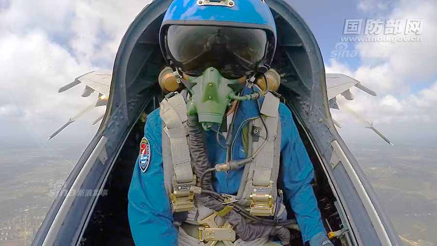 Bởi bắn rocket không đối đất không điều khiển là khoa mục khó, độ chính xác thường bị coi là thấp. Hiện nay, trên thế giới chỉ có Nga phát triển được các máy ngắm bắn cho phép ném bom, bắn rocket chính xác tương đương đạn thông minh. Nguồn ảnh: Sina.