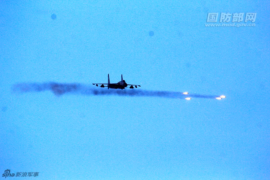 Ảnh: Tiêm kích đa năng J-11B phóng rocket không đối đất. Nguồn ảnh: Sina.