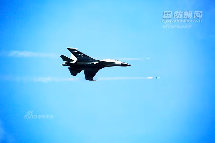 Việc bắn rocket không đối đất, không điều khiển đạt độ chính xác cao tới vậy cho thấy trên tiêm kích đa năng J-11B được trang bị hệ thống máy ngắm bắn khá tiên tiến. Nguồn ảnh: Sina.