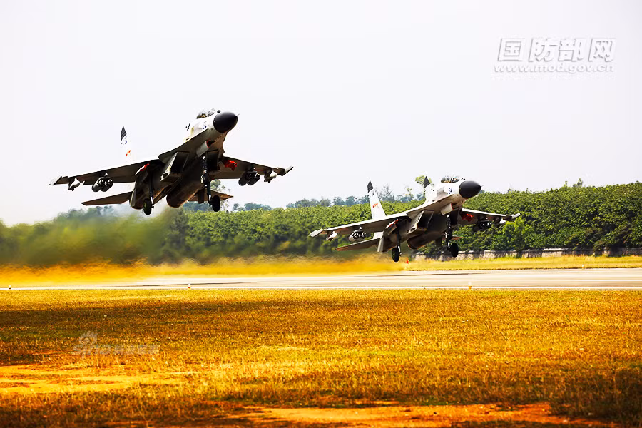 J-11B được trang bị pháo 30mm và 10 giá treo vũ khí giúp nó có thể mang theo tối đa 10 quả tên lửa, rocket, bom hỗn hợp tùy từng nhiệm vụ cụ thể. Nguồn ảnh: Sina.