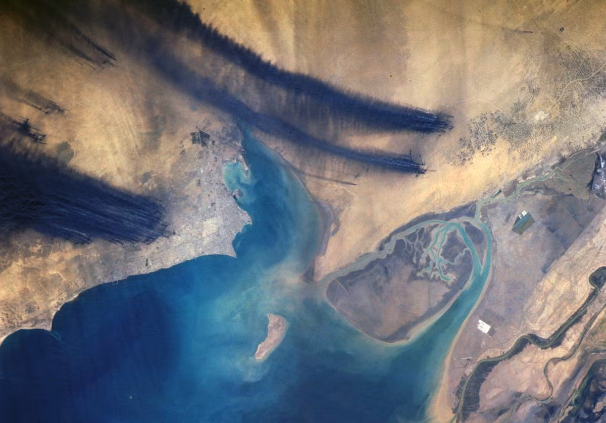 Những đám khói phát ra từ những mỏ dầu cháy này trải dài hàng nghìn km và có thể nhìn thấy từ trên Trạm Vũ trụ Quốc tế. Nguồn ảnh: Theatlantic.