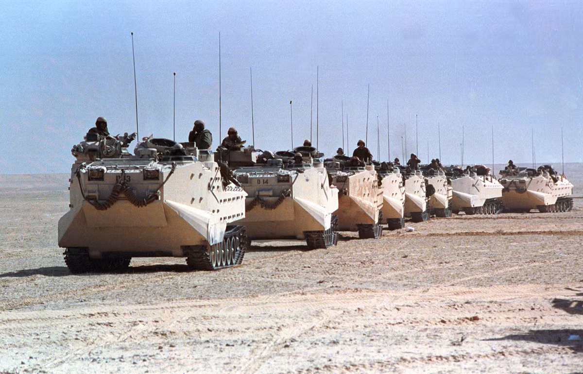 Đoàn xe lội nước chở quân AAV7A1 của Thủy quân Lục chiến Mỹ tiến qua sa mạc ở Ả Rập Xê-Út vào tháng 2/1991. Nguồn ảnh: Theatlantic.