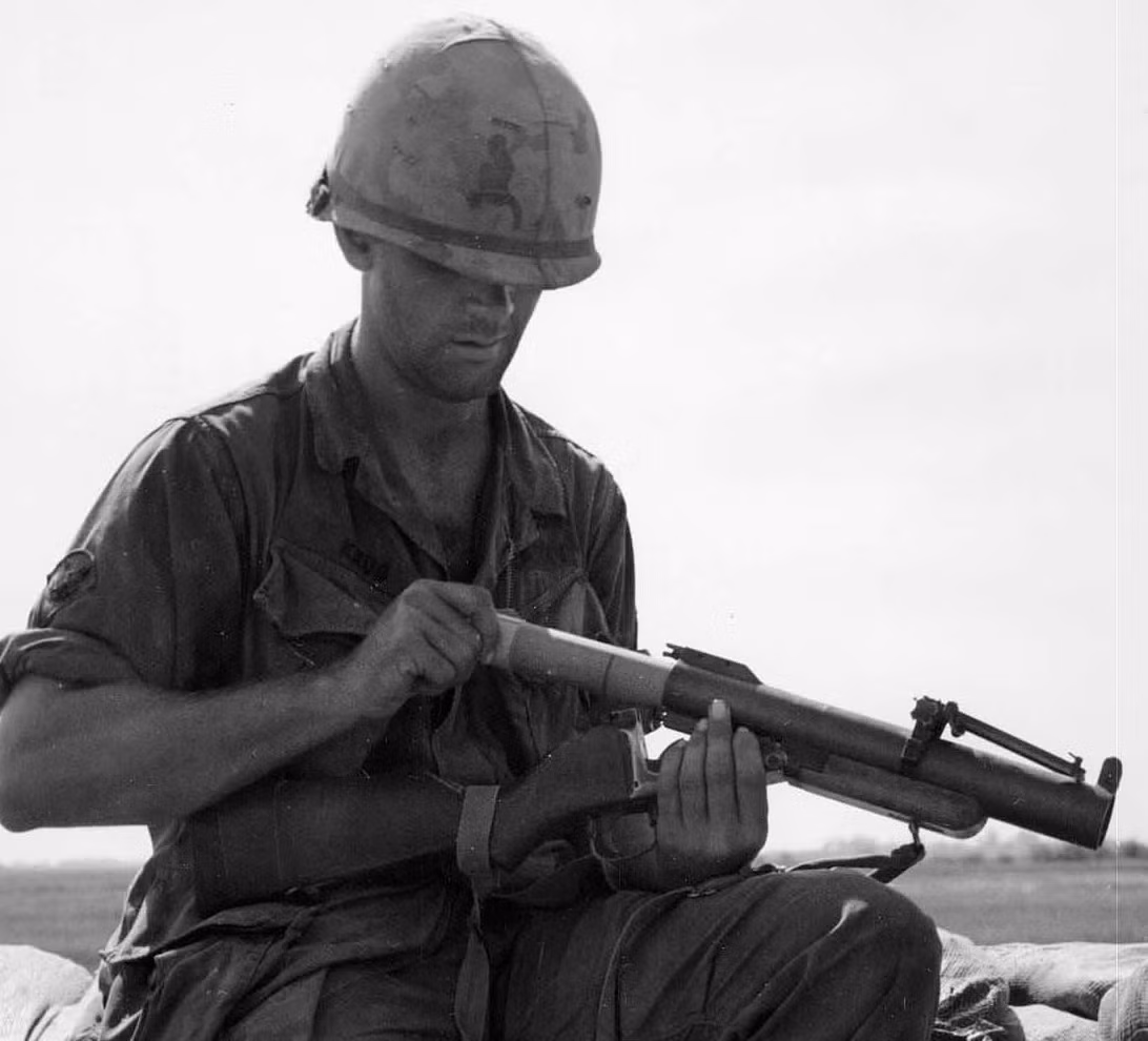 Chính vì vậy mỗi một người lính khi sử dụng M-79 đều phải mang bên mình thêm một khẩu súng lục hoặc một khẩu tiểu liên làm vũ khí dự phòng khiến cho trang bị của anh ta thêm phần cồng kềnh. Nguồn ảnh: Warisboring.