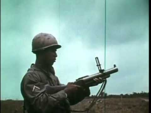 Nhược điểm đầu tiên và lớn nhất của loại súng này là nó chỉ có thể tác chiến được ở tầm từ 50 đến 300 mét. Tuy nhiên ở cự ly gần hoặc trong môi trường tác chiến đô thị không có đủ không gian thì khẩu súng này tỏ ra vô dụng. Nguồn ảnh: Youtube.