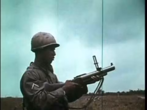 Nhược điểm đầu tiên và lớn nhất của loại súng này là nó chỉ có thể tác chiến được ở tầm từ 50 đến 300 mét. Tuy nhiên ở cự ly gần hoặc trong môi trường tác chiến đô thị không có đủ không gian thì khẩu súng này tỏ ra vô dụng. Nguồn ảnh: Youtube.