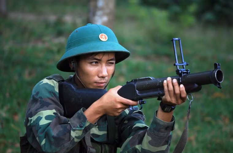 M79 được trang bị đại trà trong các tiểu đội Bộ binh của Quân đội ta, tầm quan trọng của khẩu súng phóng lựu cá nhân này có thể sánh ngang với các loại hỏa lực chống tăng B-40, B-41. Nguồn ảnh: Kienthuc.