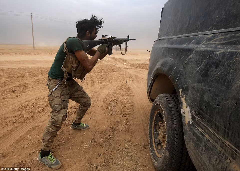 Mặc dù là đội quân chính quy được trang bị đồng phục và vũ khí theo tiêu chuẩn nhưng vẫn có thể dễ dàng bắt gặp những người lính Iraq mặc áo phông đi giày thể thao cầm súng chiến đấu ở đây. Nguồn ảnh: Dailymail.
