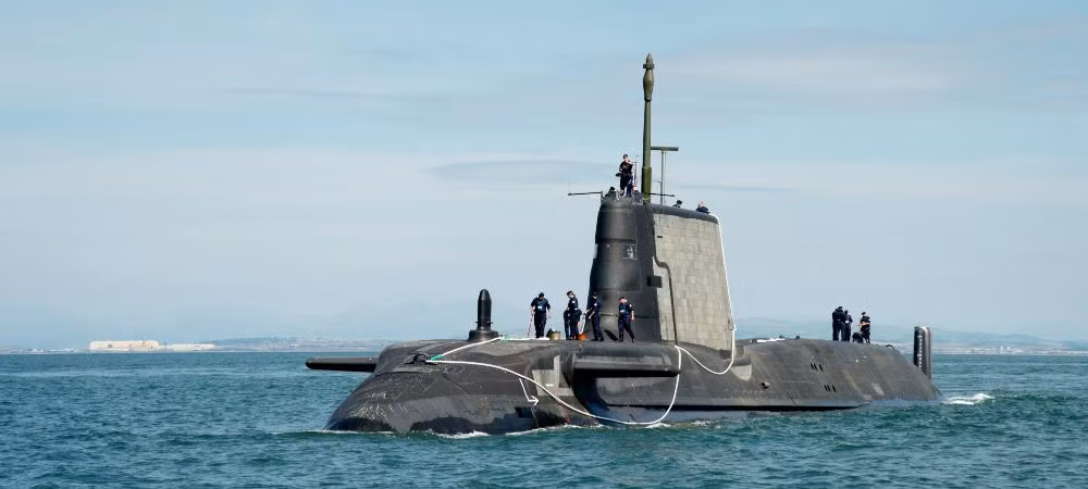Được trang bị động cơ hạt nhân, những tàu ngầm lớp Astute có giãn nước 7000 tấn khi nổi, 7400 tấn khi lặn, tài dài 97 mét và có khả năng di chuyển với vận tốc tối đa 30 hải lý tương đương 56 km/h khi lặn. Do được trang bị động cơ hạt nhân nên con tàu này có tầm hoạt động không giới hạn. Nguồn ảnh: Manufacturer.