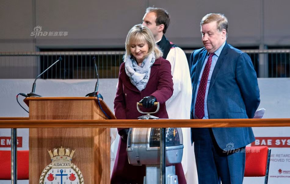 Đô đốc Hải quân Hoàng gia Anh, ông Philip Jones cùng phu nhân của mình, bà Elizabeth Jones cùng tham gia buổi lễ đặt tên long trọng này. Nguồn ảnh: Sina.