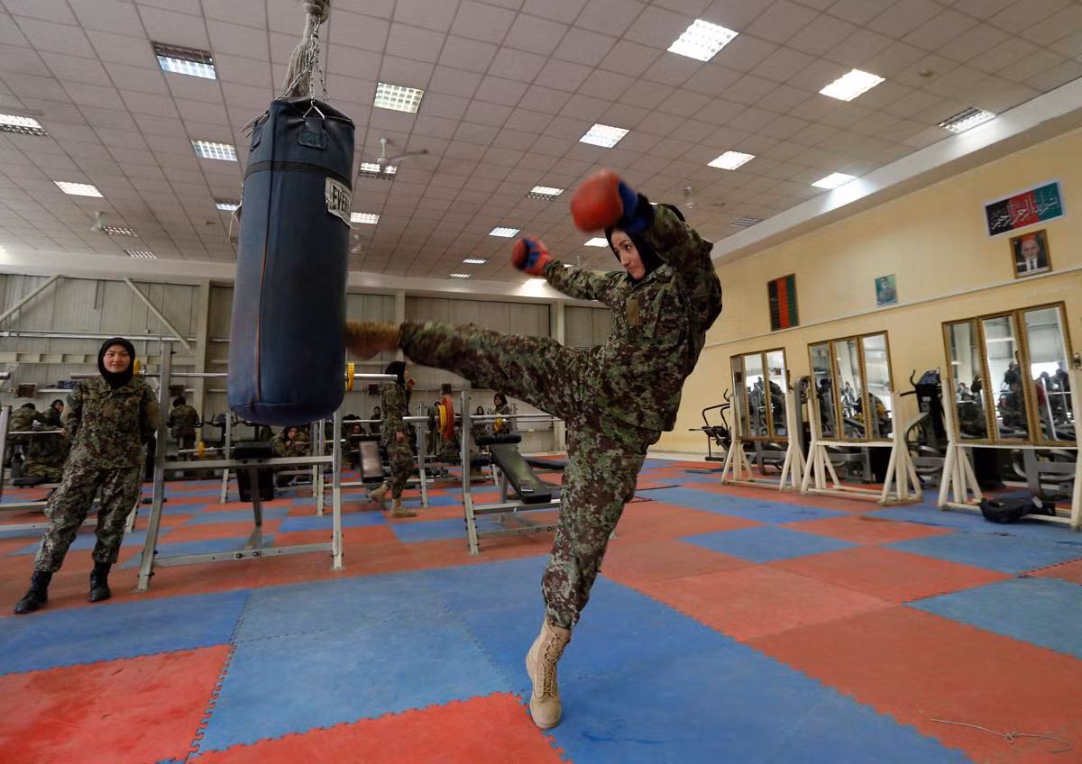 Trong doanh trại còn có khu gym để tập thể hình và tập võ. Tất nhiên ngay cả khi tập gym và võ các nữ quân nhân này vẫn phải "đóng nguyên bộ" chứ không được phép mặc quần đùi áo cộc tay. Nguồn ảnh: Boston.