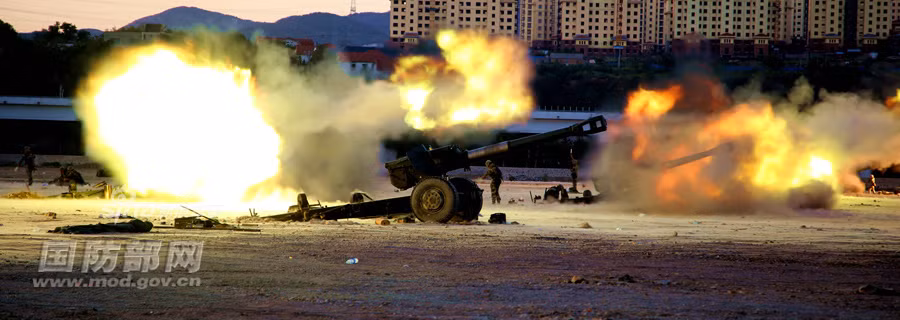 Những cuộc pháo kích của quân đội Iraq về phía phiến quân IS kéo dài liên tục từ ngày đến đêm. Nguồn ảnh: Sina.