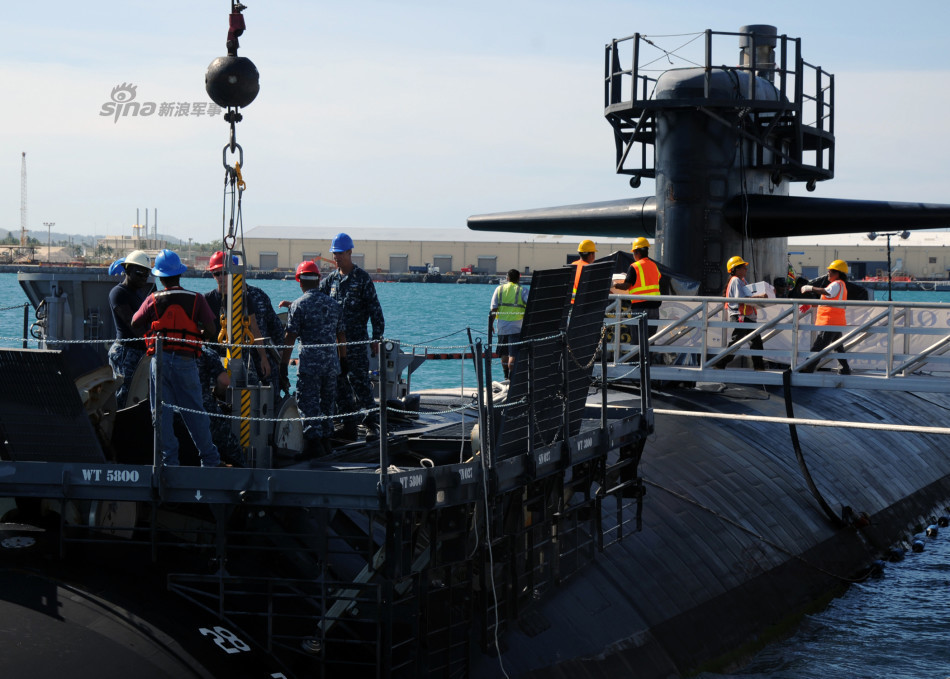 Quy trình đưa tên lửa hành trình Tomahawk lên tàu ngầm thực sự rất khó khăn và đòi hỏi sự tỉ mẩn, chính xác rất cao vì không gian bên trong tàu ngầm rất chật chội còn quả tên lửa thì không hề nhỏ chút nào. Nguồn ảnh: Sina.