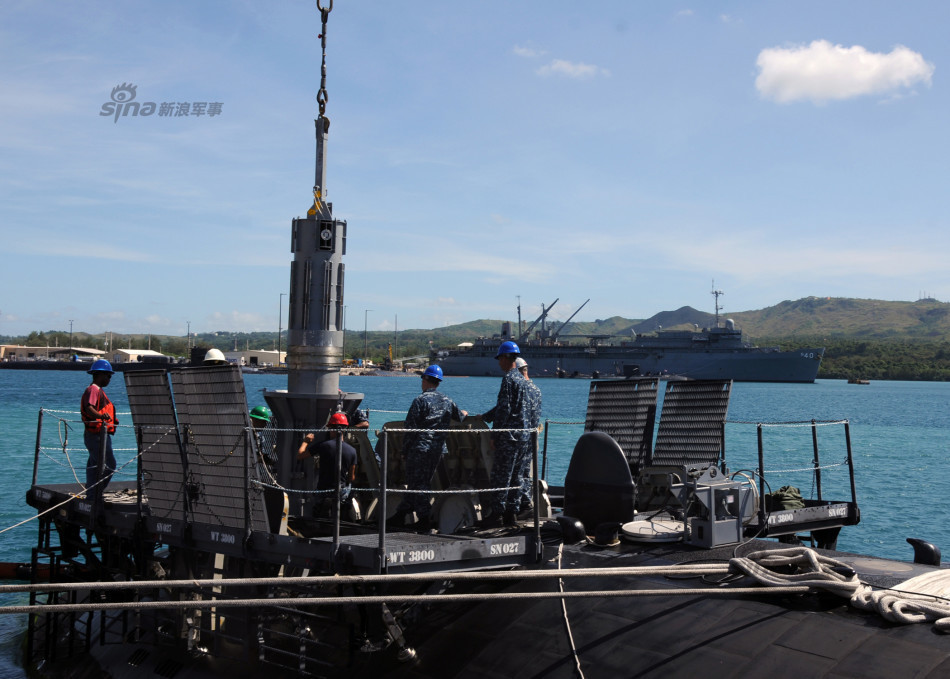 Những hình ảnh về quy trình nạp tên lửa Tomahawk của chiếc tàu ngầm USS Oklahoma được trang mạng Sina đăng tải hôm 11/12 vừa qua. Nguồn ảnh: Sina.