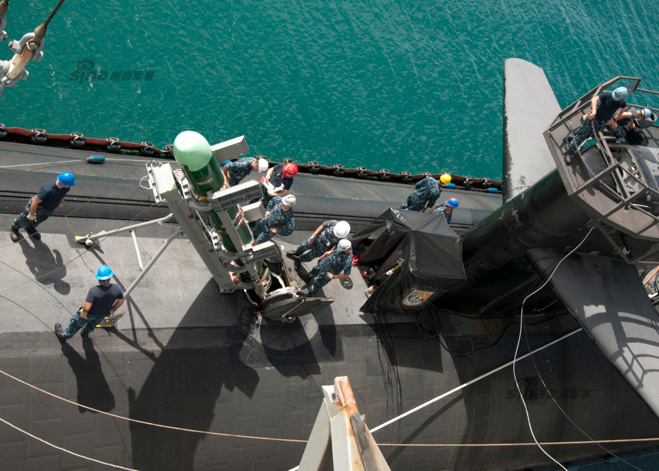 Các quả ngư lôi được nạp qua một ống thông riêng biệt. Nguồn ảnh: Sina.