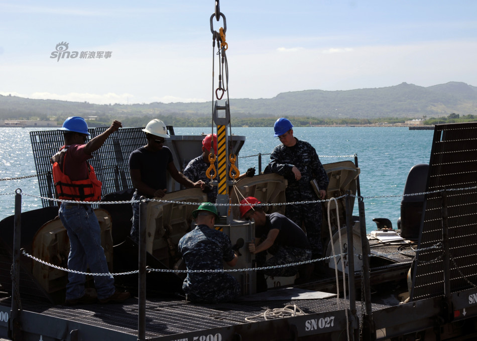 Để nạp đạn, người ta phải cẩu tên lửa Tomahawk "nhét" vào từng ống phóng. Sau khi bắn hết, tàu phải quay trở về nạp tiếp. Nguồn ảnh: Sina.