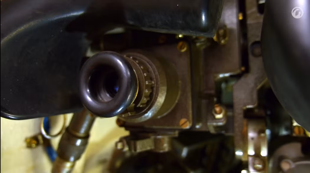 Khu vực của xạ thủ có hai kính ngắm một mắt với hai tiêu cự và góc nhìn rộng-hẹp khác nhau để quan sát các mục tiêu ở độ xa-gần khác nhau. Nguồn ảnh: Wargaming.