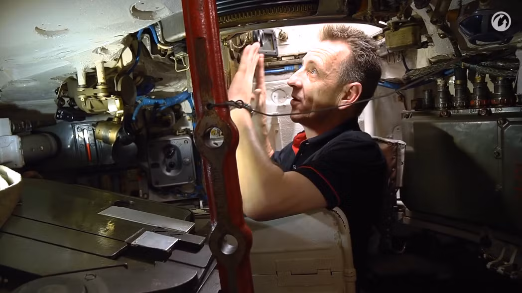 Vị trí ngồi của trưởng xe, ngoài kính ngắm hai mắt ra còn có các khe quan sát giúp tăng khả năng bao quát của trưởng xe. Nguồn ảnh: Wargaming.