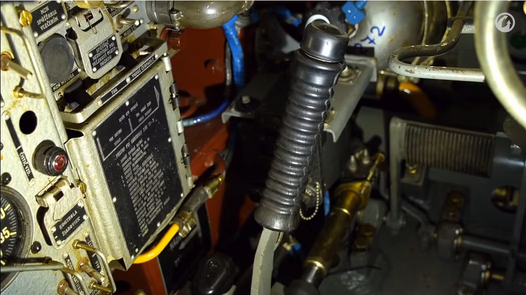 Vị trí của lái xe bao gồm hai cần trái-phải điều chỉnh tốc độ của hai bánh xích hai bên, đây cũng chính là cách lái xe điều khiển T-72 "ôm cua". Nguồn ảnh: Wargaming.