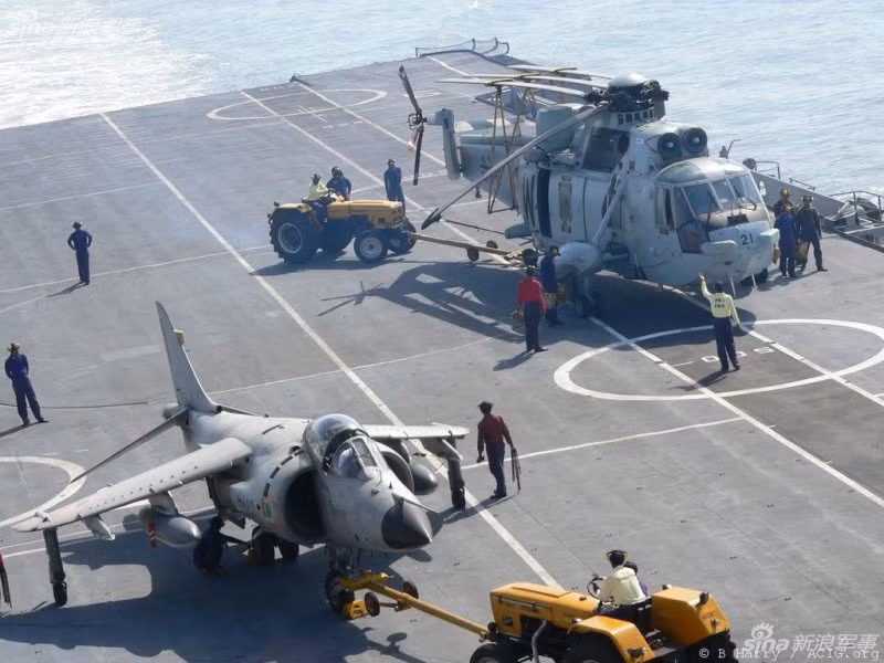 Hình ảnh những chiếc máy kéo hoạt động trên các tàu sân bay của Ấn Độ. Nguồn ảnh: Sina.