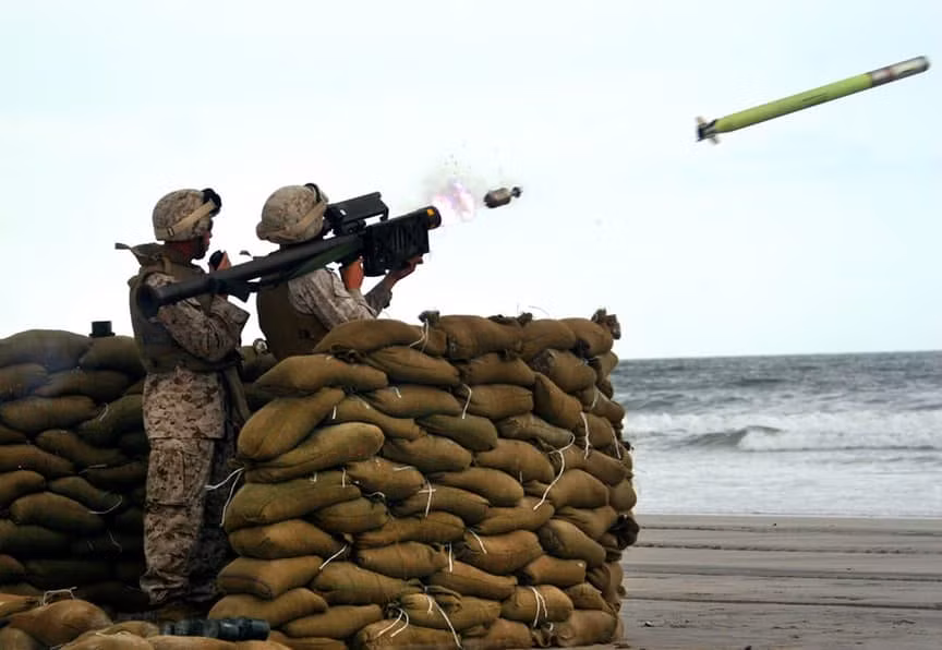 Đứng bét bảng trong danh sách những quả tên lửa đắt nhất thế giới chính là loại tên lửa phòng không vác vai. Đầu đạn tên lửa này có tầm bắn khoảng 8 km và có trọng lượng 3 kg. Giá khởi điểm của nó là 38.000 USD tương đương với một chiếc Mercedes C-Class đời 2016. Nguồn ảnh: Therichest.