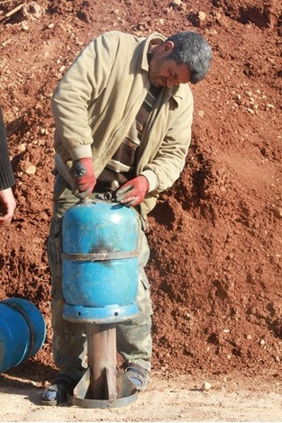 Viên đạn cối làm từ bình gas nhồi đầy thuốc nổ phía trong và cũng có kíp nổ đàng hoàng chứ không phải loại nổ bằng... dây cháy chậm. Nguồn ảnh: Arabi.