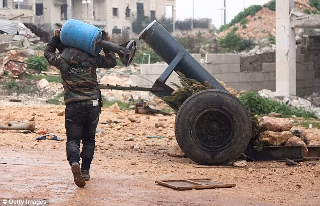 Dù những khẩu cối này có độ chính xác không cao, thậm chí còn nguy hiểm cho những người vận hành vì nó không tuân theo bất cứ một quy trình an toàn nào cả nhưng rõ ràng thứ vũ khí này sẽ có sức huy hiếp rất lớn đối với đối phương. Nguồn ảnh: Dailymail.