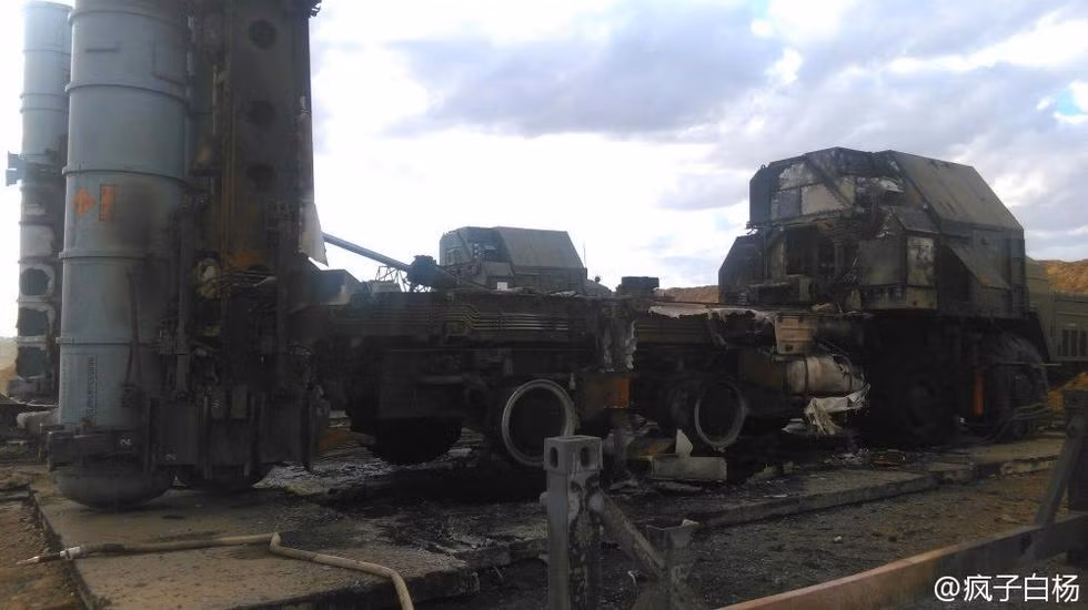 Tổng thiệt hại có 2 xe phóng với tất cả 4 ống phóng và 4 tên lửa (bao gồm cả quả bị xịt) bị thiêu rụi hoàn toàn trong vụ tai nạn tên lửa S-300 này. Nguồn ảnh: Sina.