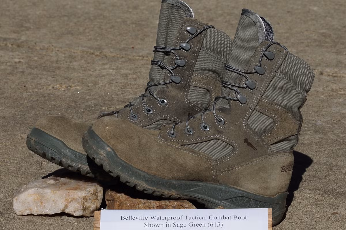 Những đôi giày chuyên dụng đi rừng thường được thiết kế chịu nước và thoát nước rất tốt bằng hệ thống lỗ thoát nước ở xung quanh giày và đế giày. Nguồn ảnh: Barely.