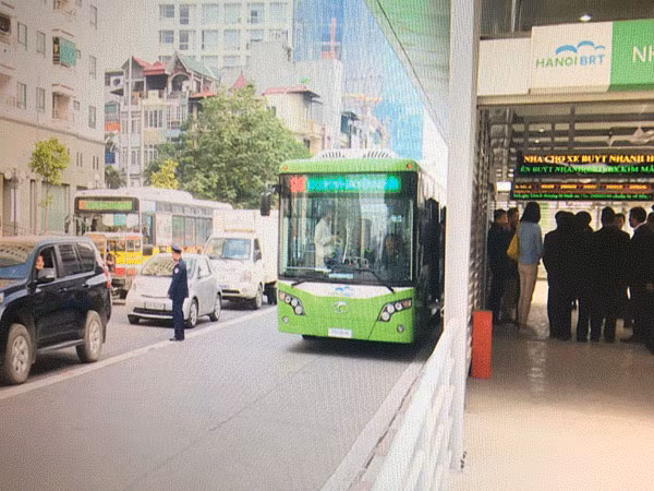 Xe buyt nhanh bat ngo xuat hien tren pho Ha Noi