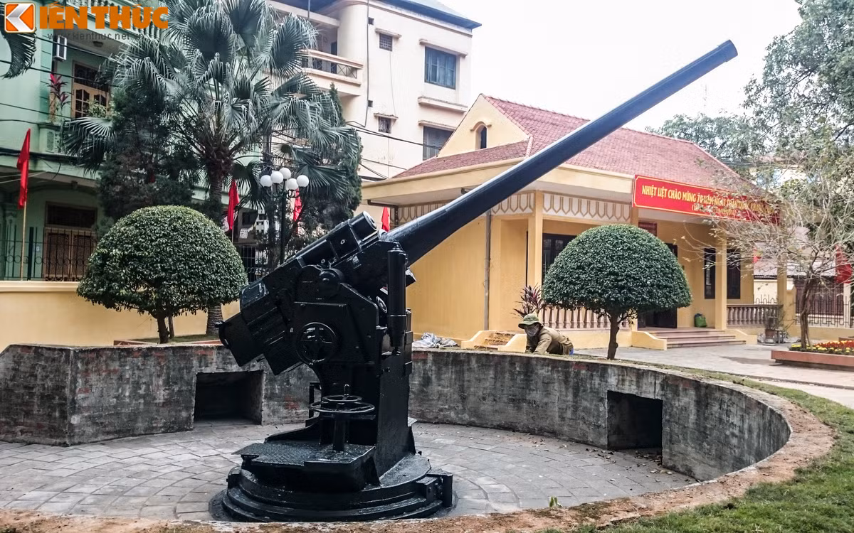 Trận chiến tại Hà Nội trong cuộc toàn quốc kháng chiến đã kéo dài 2 tháng kể từ ngày 19/12/1946 cho tới ngày 18/2/1947 thì rút lui khỏi thủ đô nhờ sự giúp đỡ của bà con xã Tứ Tổng (nay là hai phường Ngọc Thụy và Tứ Liên), sau khi Thực dân Pháp phát hiện ra sự giúp đỡ này chúng đã vào xã đốt gần 30 nóc nhà, giết chết 27 thanh niên và phá hủy 40 con thuyền (dù khi đó cuộc rút lui đã kết thúc). Hàng năm, người dân ở đây vẫn lấy ngày 29/1 âm lịch làm ngày giỗ trận để tưởng nhớ đến những người đã hy sinh trong cuộc rút lui lịch sử này.