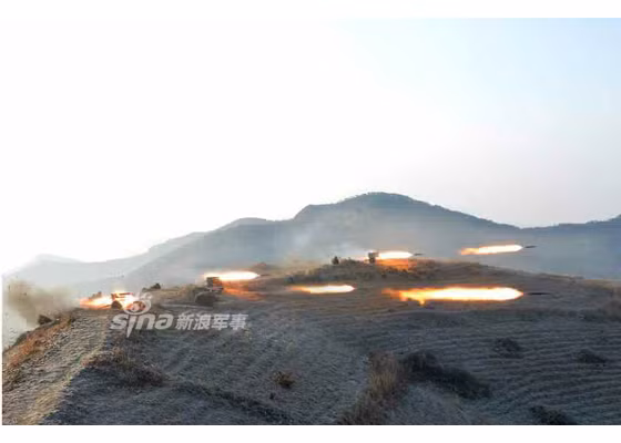 Sở dĩ như vậy vì nếu nổ ra một cuộc xung đột trên bán đảo Triều Tiên người Triều Tiên sẽ xung trận trong thế "không còn gì để mất", họ sẽ sẵn sàng chiến đấu với sức mạnh tinh thần nhiều hơn nhiều lần so với những người Hàn Quốc bên kia chiến tuyến vốn dĩ đã quá quen với cuộc sống tiện nghi hàng ngày. Và khó có thể cưỡng lại được việc di tản ra nước ngoài thay vì ở lại chiến đấu trong một cuộc chiến không biết kéo dài đến bao giờ. Nguồn ảnh: Sina.