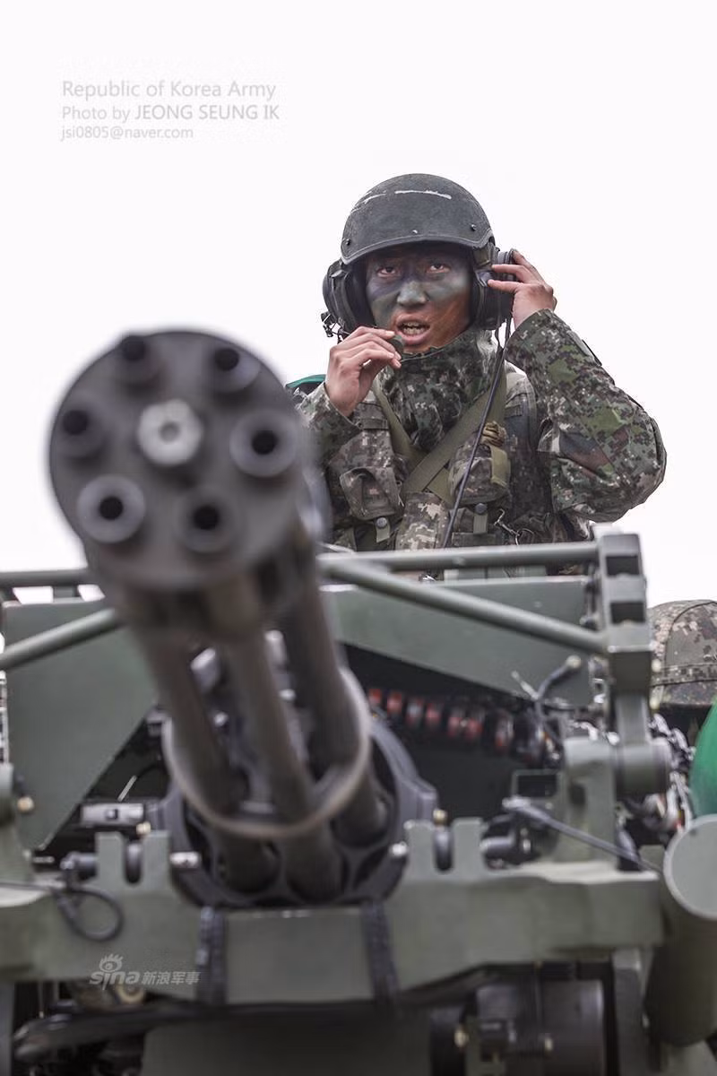Kho vũ khí quân sự của Quân đội Hàn Quốc cũng thực sự đáng nể với số lượng xe tăng 2.381 chiếc, xe thiết giáp 2.660 chiếc, pháo tự hành 1.990 khẩu, pháo kéo 5.374 khẩu và 214 pháo phản lực phóng loạt (MLRSs). Nguồn ảnh: Sina.