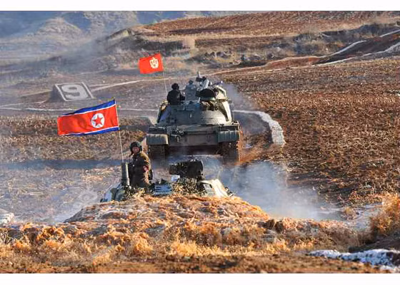 Tuy nhiên, người Triều Tiên hoàn toàn có thể phát động một cuộc chiến tranh du kích cả trên biển lẫn trên bộ với lượng lớn tàu ngầm và các đơn vị đặc nhiệm cực kỳ tinh nhuệ có khả năng "câu giờ", kéo Hàn Quốc vào một cuộc chiến kéo dài khiến và hạ gục Seoul khi cả nam Hàn cảm thấy mệt mỏi. Xét trên mức độ "lỳ" thì rõ ràng Bắc Triều Tiên có ưu thế hơn so với Hàn Quốc. Nguồn ảnh: Sina.