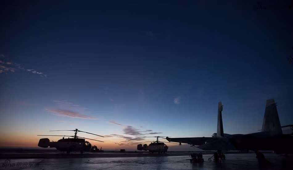 Từ trái qua phải, "Cá Sấu" Ka-52, trực thăng săn ngầm Ka-28 và chiến đấu cơ đa năng Su-33. Nguồn ảnh: Sina.