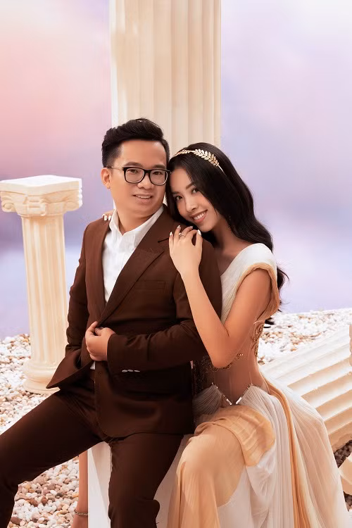 Ấn tượng nhất là concept ảnh cưới mang hơi hướng Hy Lạp cổ. Trong trang phục của NTK Đỗ Long, Á hậu Thúy An xinh đẹp tựa nữ thần sánh vai cùng chồng sắp cưới.