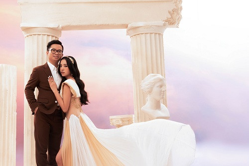 Được biết vị hôn phu lớn hơn Á hậu Thúy An 10 tuổi, là tiến sĩ tại Anh và hiện đang điều hành công ty của gia đình tại Việt Nam.