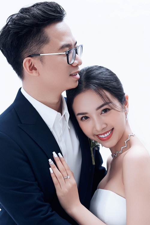 Thúy An lựa chọn cho mình chiếc đầm cưới trắng tinh khôi cho ngày trọng đại.