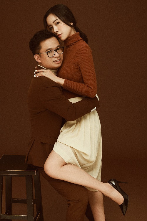 Theo phong cách ảnh cưới Hàn Quốc, cặp đôi chọn trang phục tối giản màu gỗ mang lại cảm giác ấm áp nhưng không kém phần tinh tế, thanh lịch.