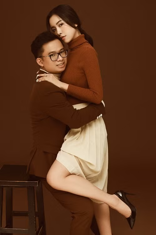 Theo phong cách ảnh cưới Hàn Quốc, cặp đôi chọn trang phục tối giản màu gỗ mang lại cảm giác ấm áp nhưng không kém phần tinh tế, thanh lịch.