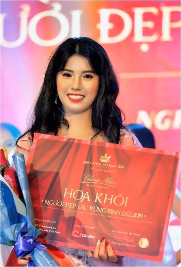 Người đẹp sinh năm 2000 - Đặng Phương Nhung là gương mặt tiếp theo nằm trong danh sách đặc cách. Cô cũng là người đẹp nắm giữ danh hiệu Hoa khôi Kinh đô Việt Nam 2019.