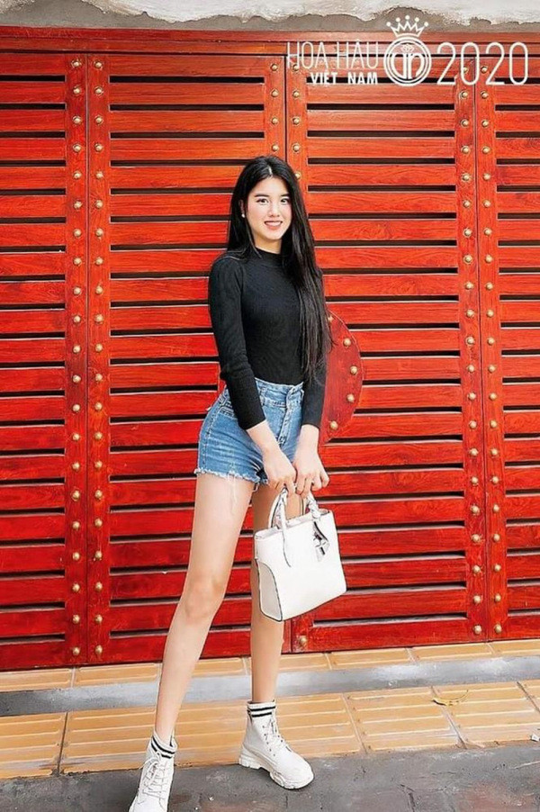 Từ khi xuất hiện trong dàn thí sinh, Phương Nhung đã thu hút một lượng khán giả đáng kể nhờ sở hữu đôi chân dài thẳng tắp, gương mặt hài hoà cùng làn da trắng. Hiện tại, cô đang là sinh viên của trường ĐH Tài chính - Ngân hàng Hà Nội và được xem là đối thủ mạnh cho các thí sinh khác trong cuộc thi năm nay.