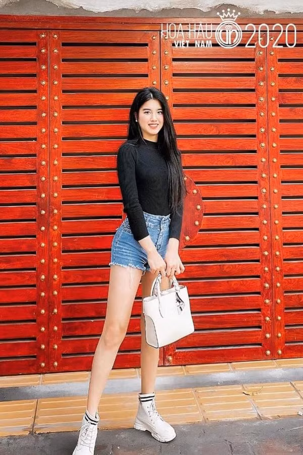 Từ khi xuất hiện trong dàn thí sinh, Phương Nhung đã thu hút một lượng khán giả đáng kể nhờ sở hữu đôi chân dài thẳng tắp, gương mặt hài hoà cùng làn da trắng. Hiện tại, cô đang là sinh viên của trường ĐH Tài chính - Ngân hàng Hà Nội và được xem là đối thủ mạnh cho các thí sinh khác trong cuộc thi năm nay.