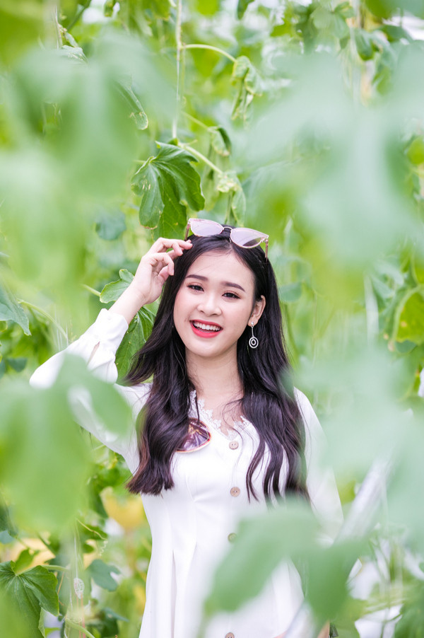 Không chỉ sở hữu gương mặt khả ái, dáng người mảnh mai, người đẹp sinh năm 2000 còn gây ấn tượng với những thành tích đáng nể khác như 10 năm liền đạt học sinh giỏi toàn diện, 3 năm đạt giải Nhì học sinh giỏi cấp tỉnh môn Ngữ văn.